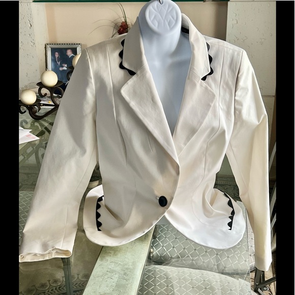 Dana Buchman Jackets & Blazers - DANA BUCHMAN white Blazer with black ribbon details in waist and front up collar